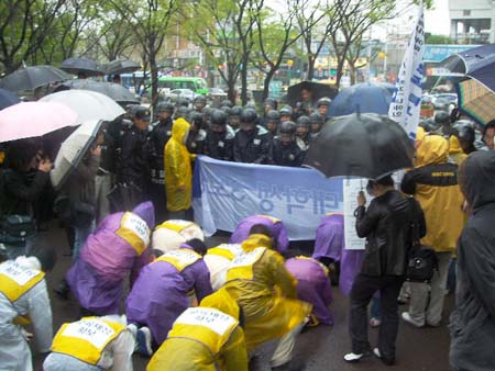 전경들이 총학생회장들의 삼보일배를 가로막았다. 